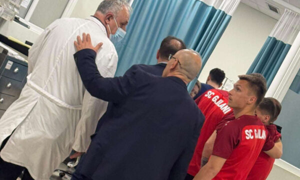 Bashkëlojtarët dhe kreu i FFK-së e vizitojnë futbollistin e lënduar të Gjilanit