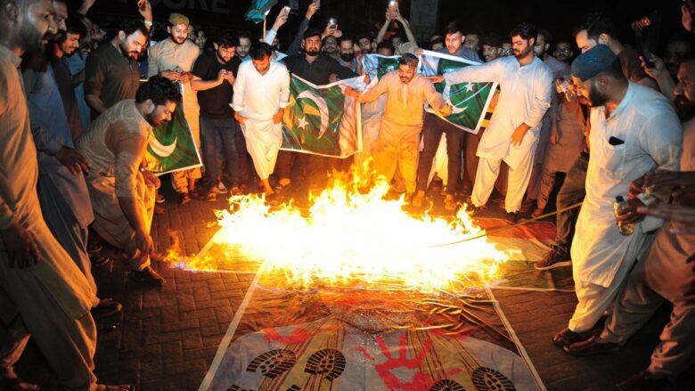 Konflikti Indi-Pakistan: Bota qëndron në prag të një Armagedoni bërthamor