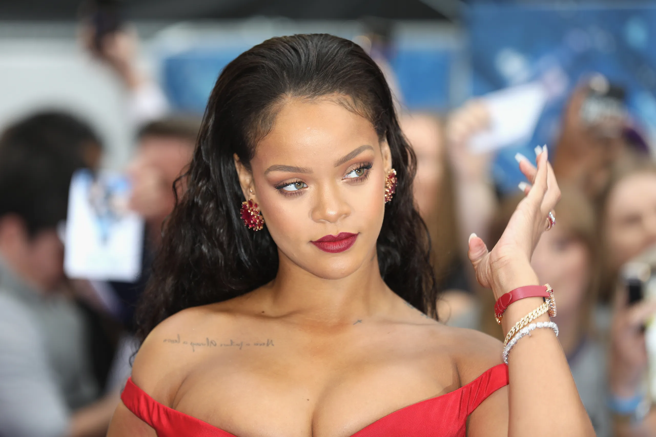 Rihanna shfaq barkun e saj të fryrë me një kostum seksi prej mëndafshi
