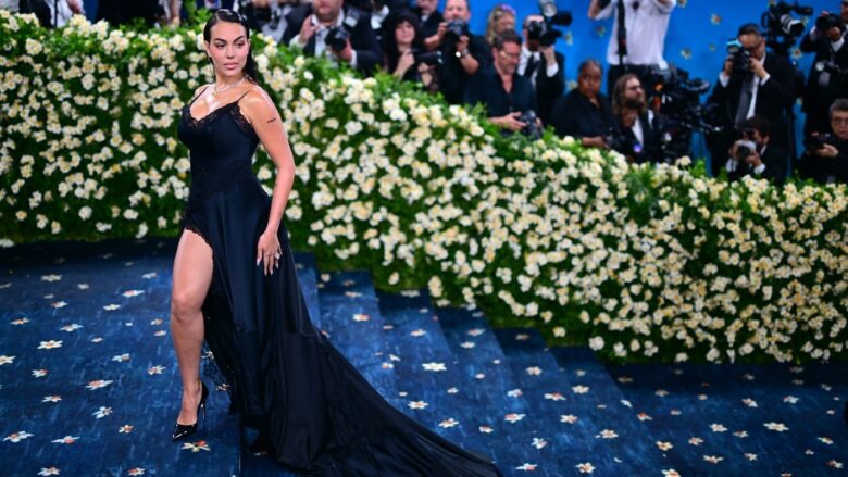 Georgina Rodriguez zhgënjeu me paraqitjen e saj në Met Gala – kritikët e modës thonë se ajo e humbi komplet thelbin e mbrëmjes